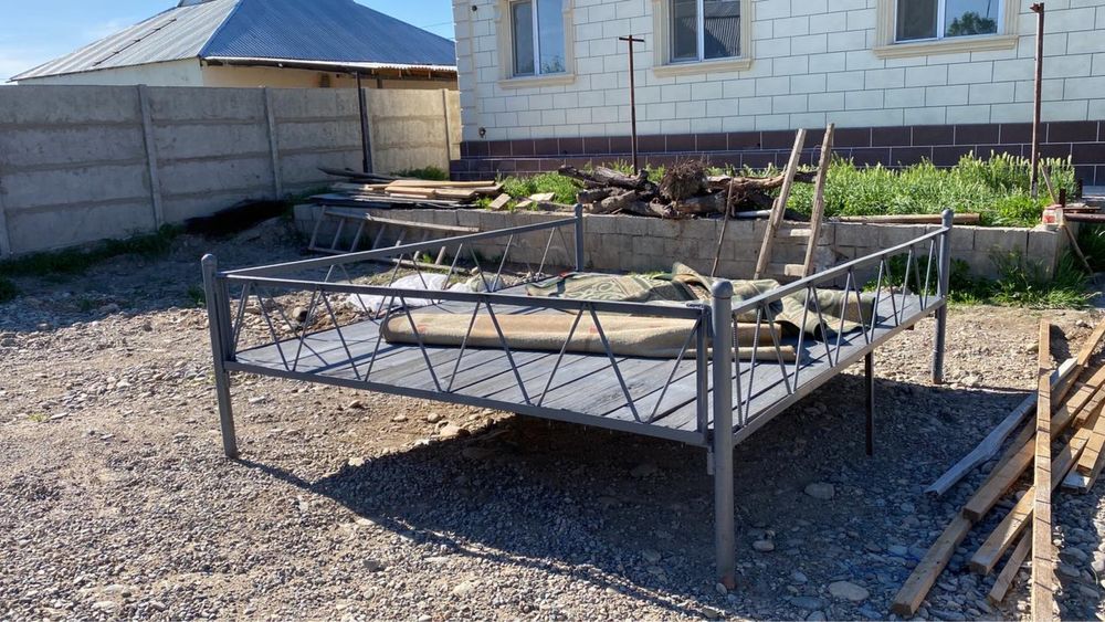 Тапчан - топчан железный.