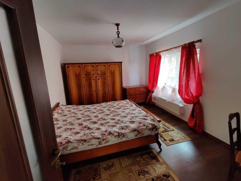 Închiriez apartament 7 dormitoare,  2 livinguri,bucatarie 3 bai, 3 ter