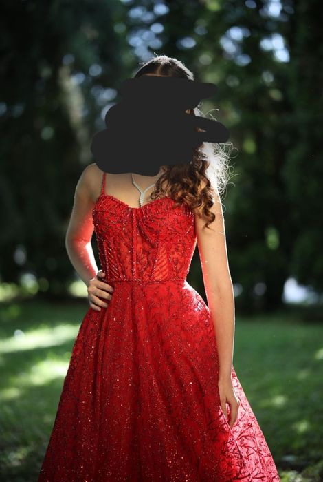 Абитуриентска бална рокля в червен цвят