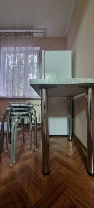 Стол и табуретки, самовывоз