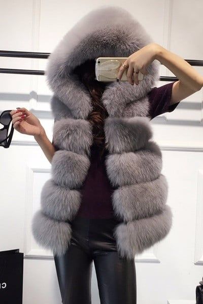 Дамски пухкав елек с качулка