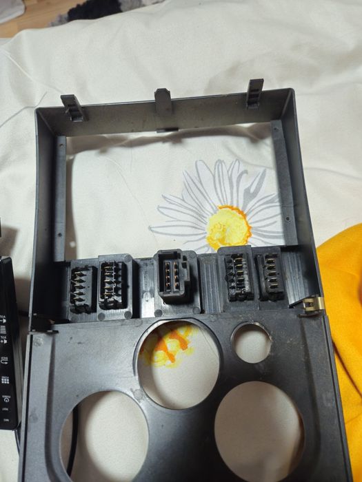 Vând navigație dedicată logan