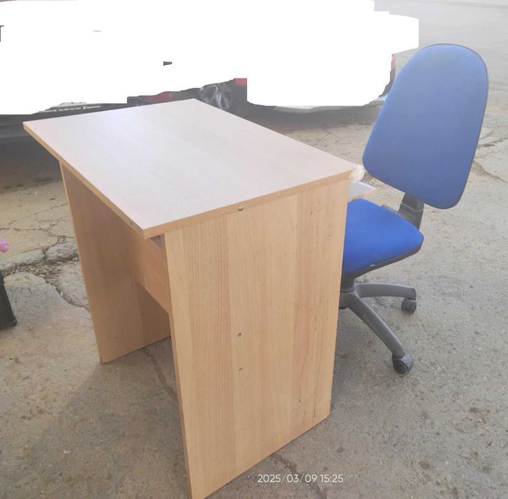 Малко бюро с поставка за клавиатура и мишка и офис стол за него