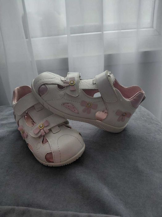 Бели кожени сандали с розови панделки 26 и 25 н