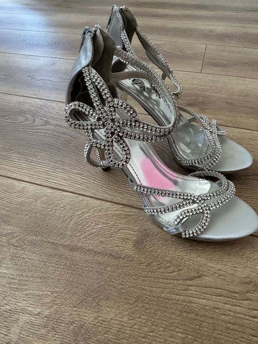 Продавам чисто нови токчета