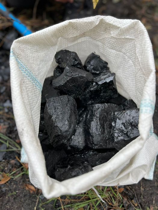Уголь в мешках дрова в мешках