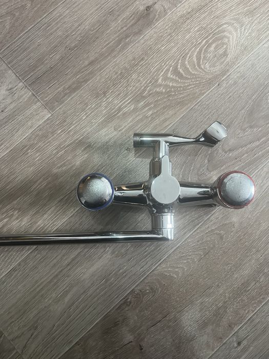 Продаю смеситель для ванны