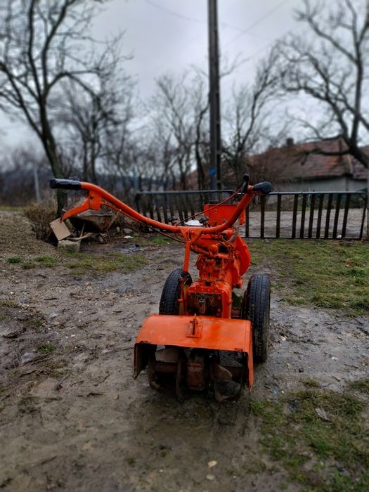 Vând motocultor de 9 cai 5 viteze pret 3200 lei negociabil