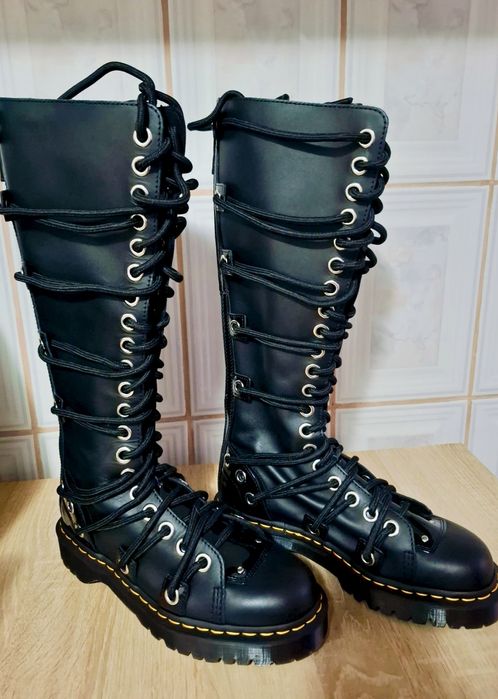 Dr Martens Daria 1860 Bex
Dr. Martens
Ghete înalte cu șireturi Daria 1