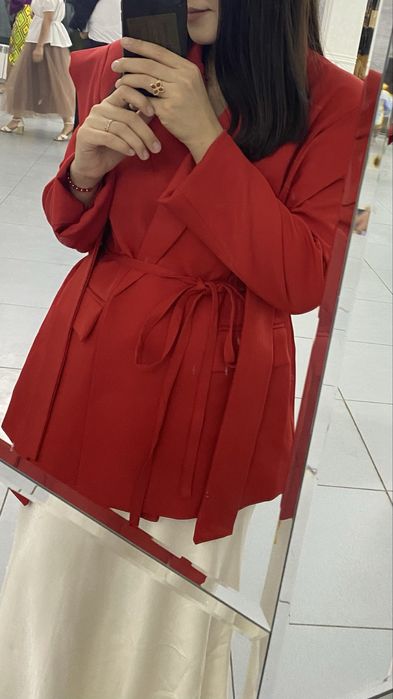 Красивый пиджак в красном цвете