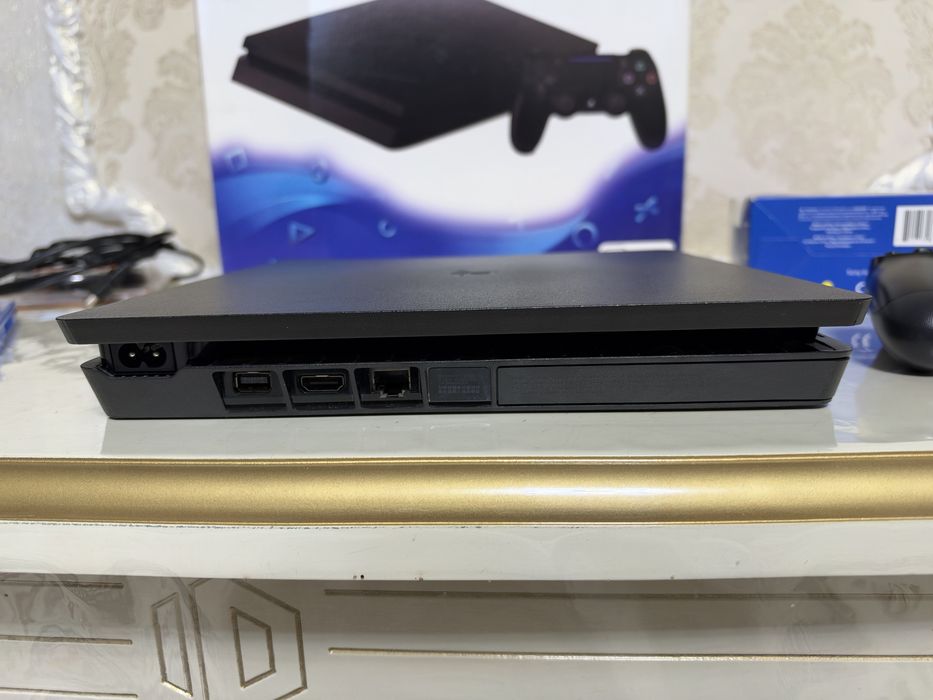 Ps4 slim  практически новый