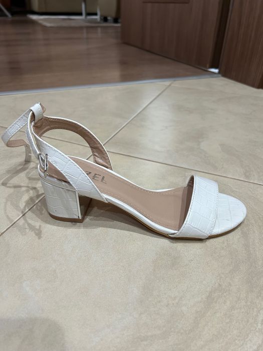 Запазени обувки на нисък ток