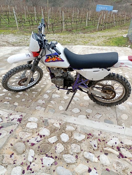 Suzuki  DR  125 .