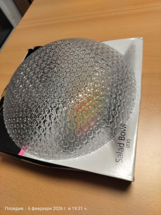 Стъклена и дървена купи за плодове, бонбони и салата.