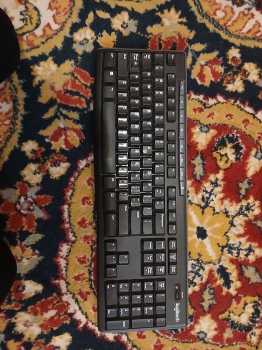 Клавятура подключается через блютуз