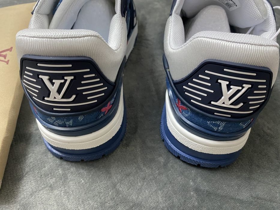 Vand adidasi noi de barbati Louis Vuitton