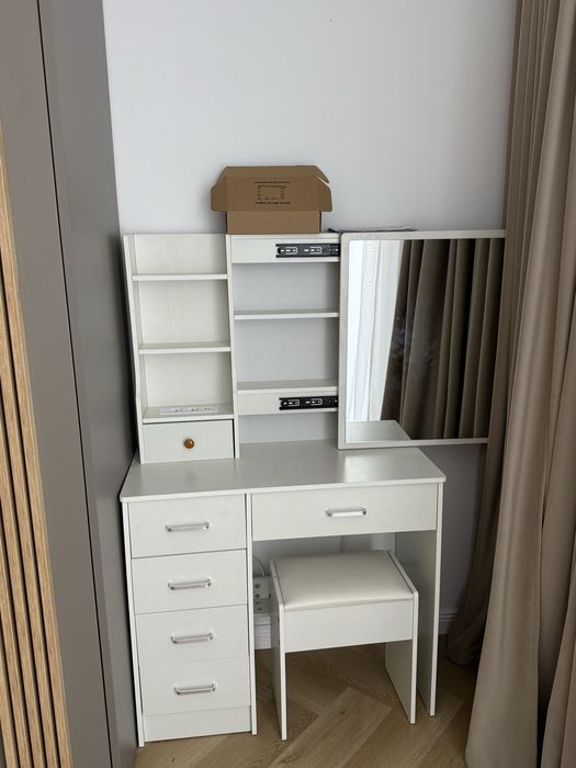 Masuta de toaleta pt machiaj cu oglinda iluminata, 5 sertare, taburet