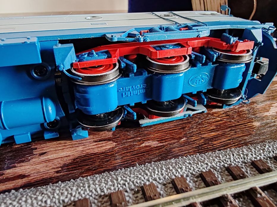 Locomotiva CFR EA 060 clasica cu pantografe simetrice.