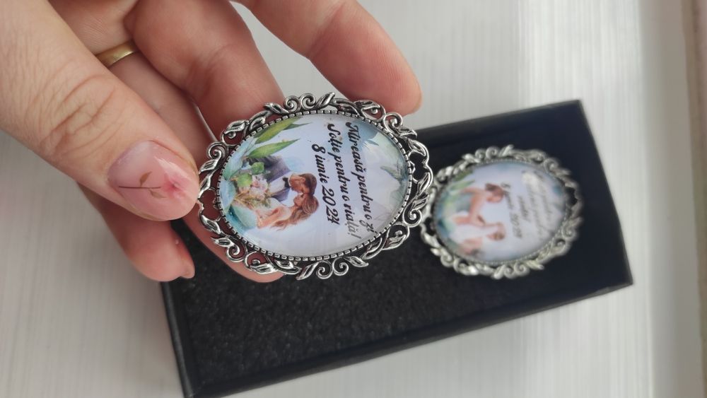 Broșe personalizate pentru buchetul miresei/nașei