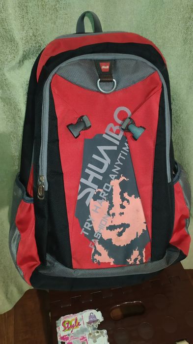 Продам красный рюкзак.