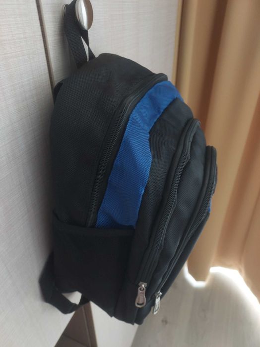 Rucsac negru‑albastru, compact și încăpător