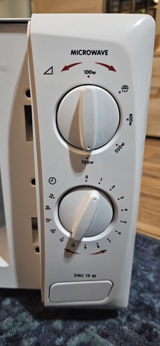 Cuptor cu microunde Zanussi 700 w aproape nou