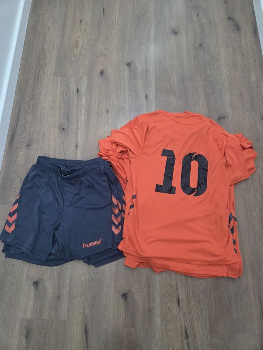 Vand 11 echipamente sportive - marca Hummel