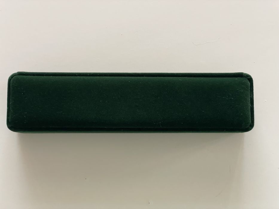 Елегантен дамски часовник с кристалчета