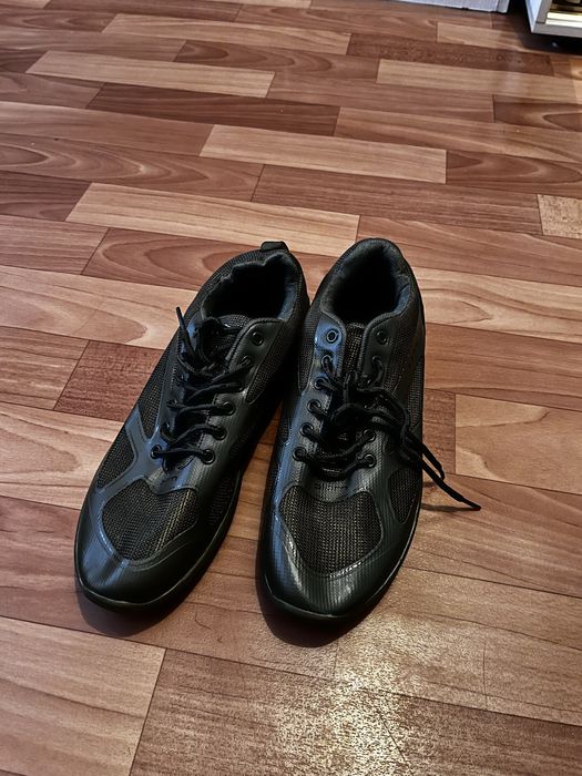 Продам новые кроссовки