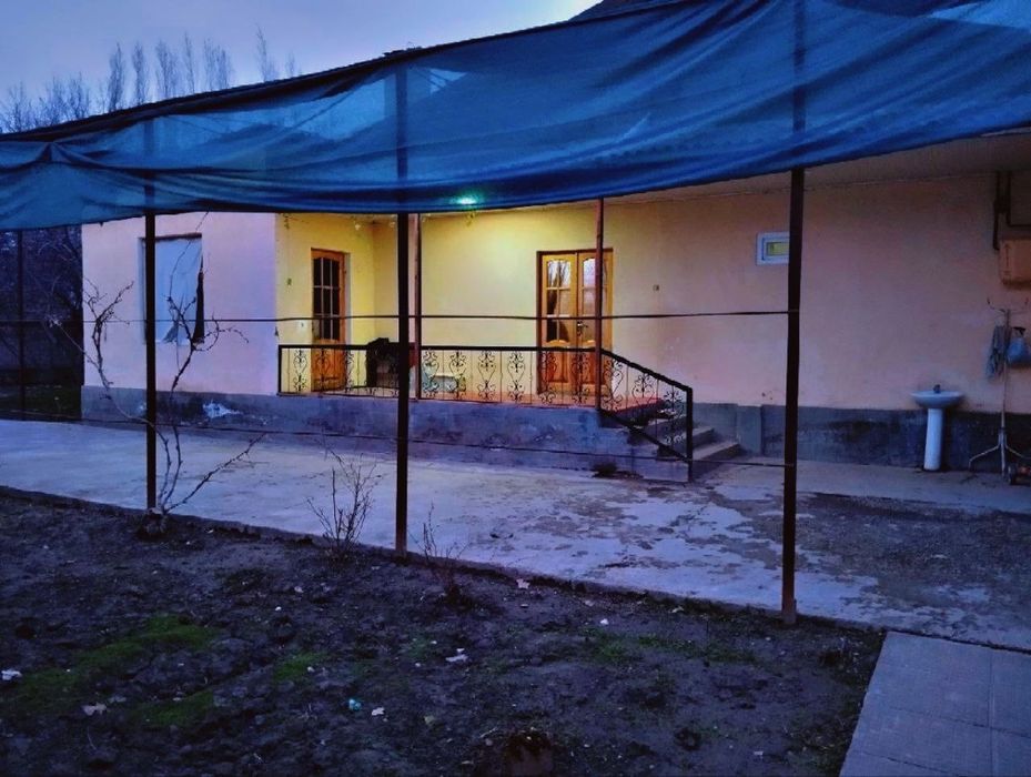 Srochna Hovli sotiladi 5 xona+ kuxnya  sanuzel ichida. 
2 ta qowimcha