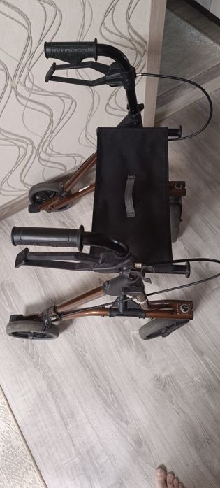 Продам ходунки для взрослых,складные , бу