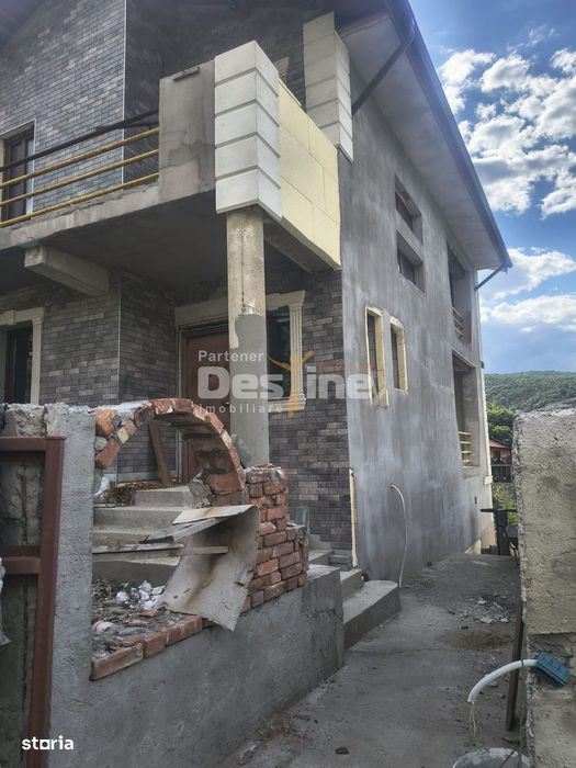 Vila De Vanzare Pe Malul Lacului Cincis