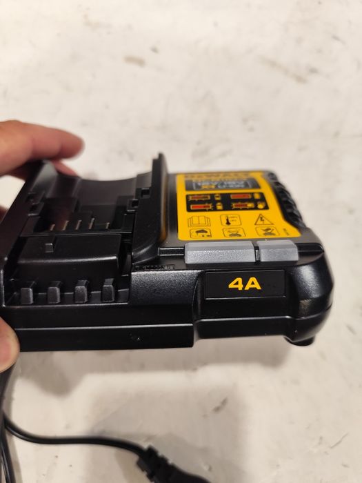 Ново бързо зарядно устройство Девалт DeWALT DCB1104
