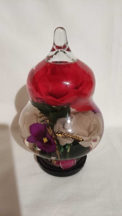 Прекрасен "вечен"букет от цветя в стъкленица и течност