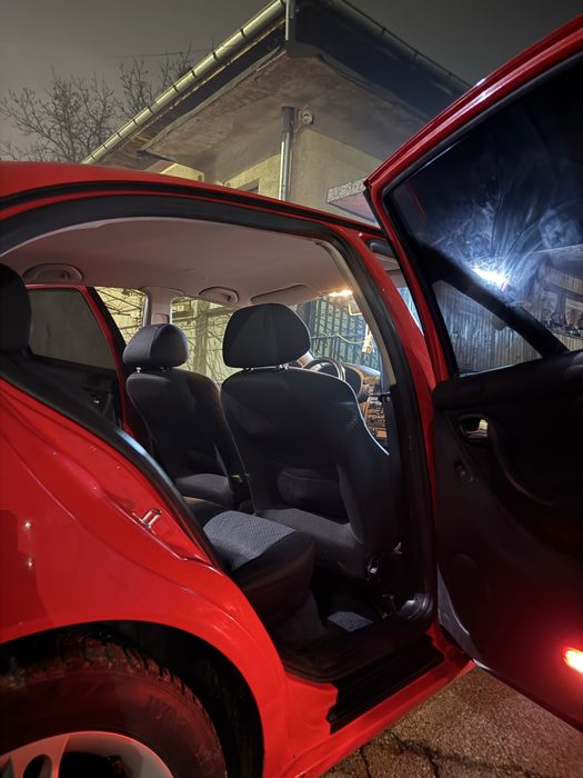 Продава се сеат леон!!