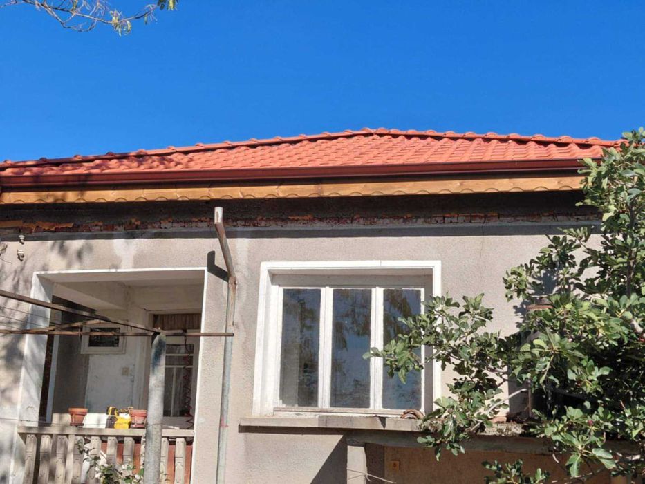 Къща с двор, гараж и лятна кухня