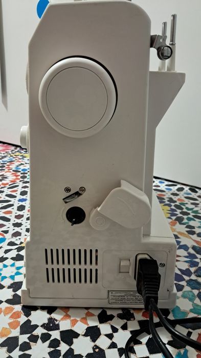 Mașină de cusut Bernette