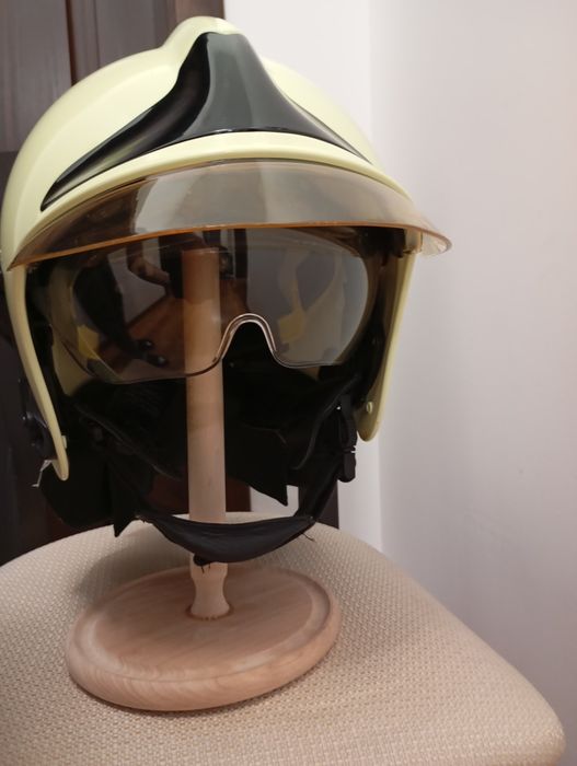 Пожарникарска каска