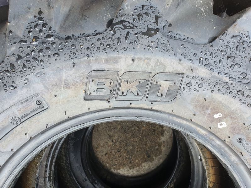 12.5/80-18 Anvelope noi pentru buldo pe fata Komatsu de la BKT RXYT