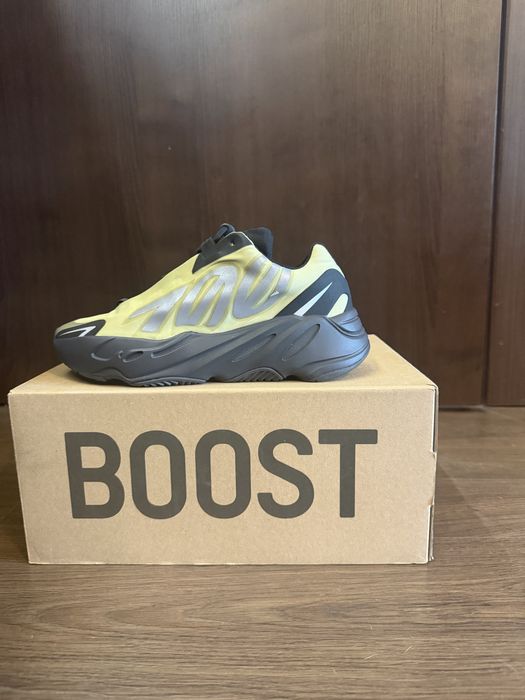Дамски маратонки YZY 700 MNVN Adidas