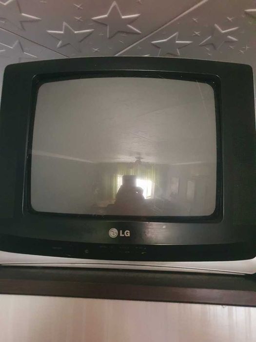 Телевизор LG. Диагональ 35 см.