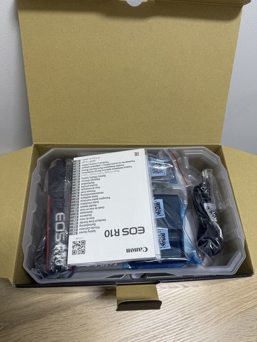 Canon EOS R10 + obiectiv 18-45 mm Nou