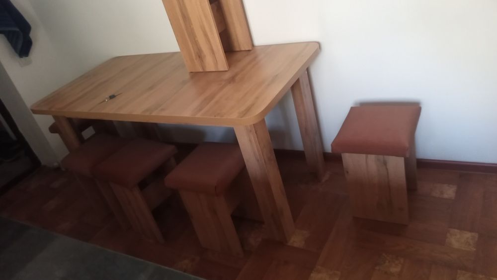 Продаю стол табуретка