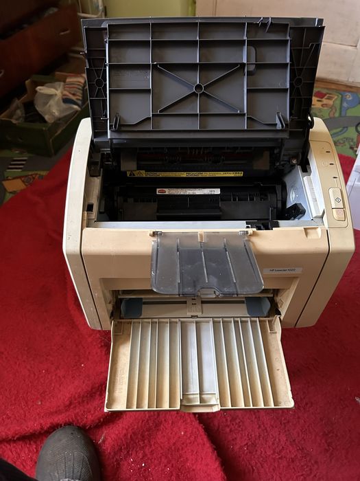Vând imprimantă HP Laser Jet 1022.încă nu s-a vandut.sunt pb cu confir