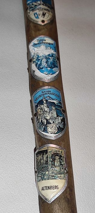 TOIAG lemn tirol cu 14 embleme  exemplar rar lungime 94 cm - 150 ron