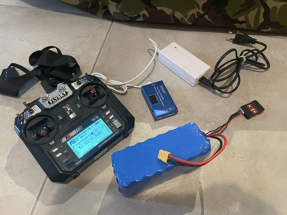Navomodel de Viteza Brushless cu acumulator NOU Li-Ion 24000 mlAh si radiocomanda FlySky