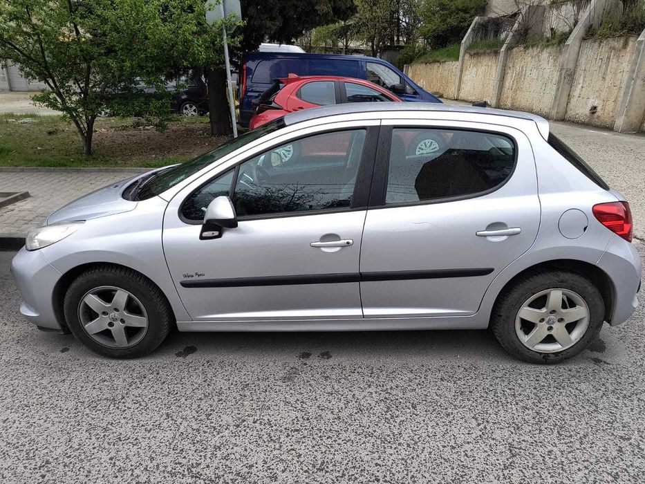 Продавам Peugeot 207 / 2009 година с технически преглед и гражданска отговорност