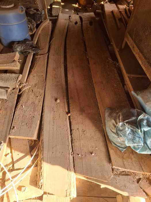 Дървени талпи и каци буре