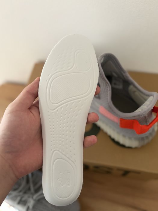Vand Adidas Yeezy 350 V2 Tail Light | Marimi 40 42 43 EU