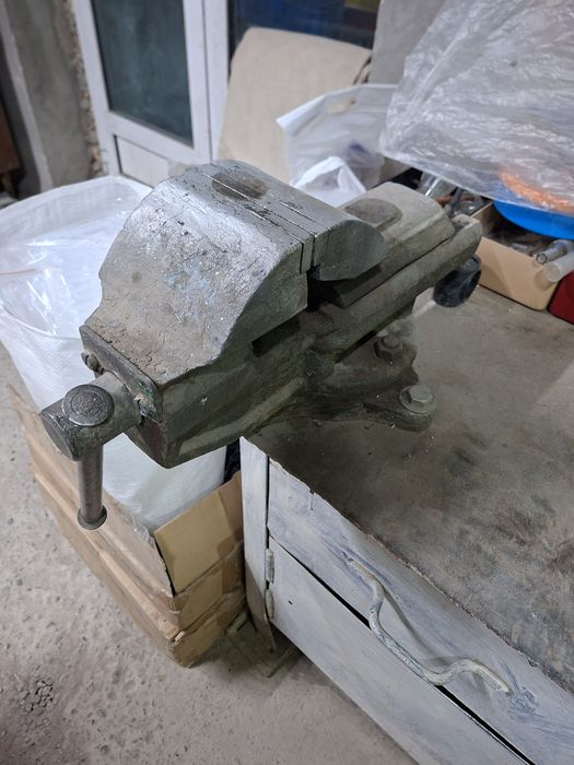 Метал стол + Тиски + Ключлар ..